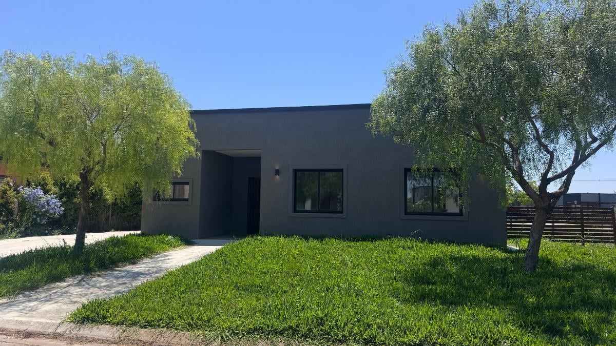 Casa en venta en Barrio Privado San Ramiro, Pilar del Este. 1000