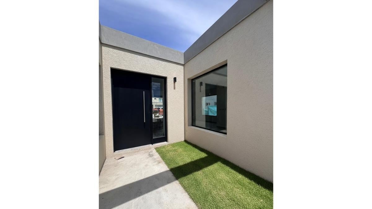 Casa en venta en Barrio Privado Santa Emilia, Pilar del Este. 1000