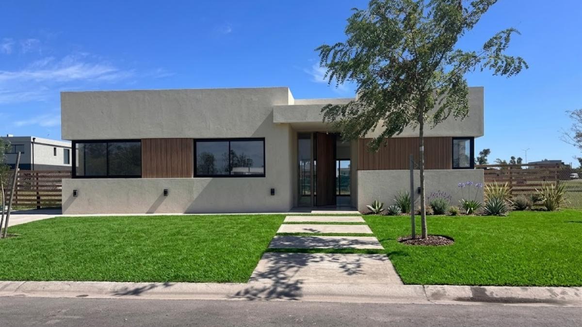 Casa en venta en Barrio Privado Santa Sofía, Pilar del Este. 1000