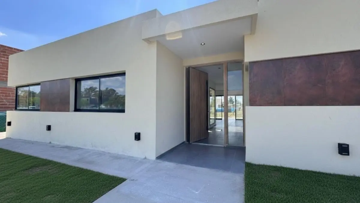 Casa en venta en Barrio Privado Santa Sofía, Pilar del Este. 1000 2