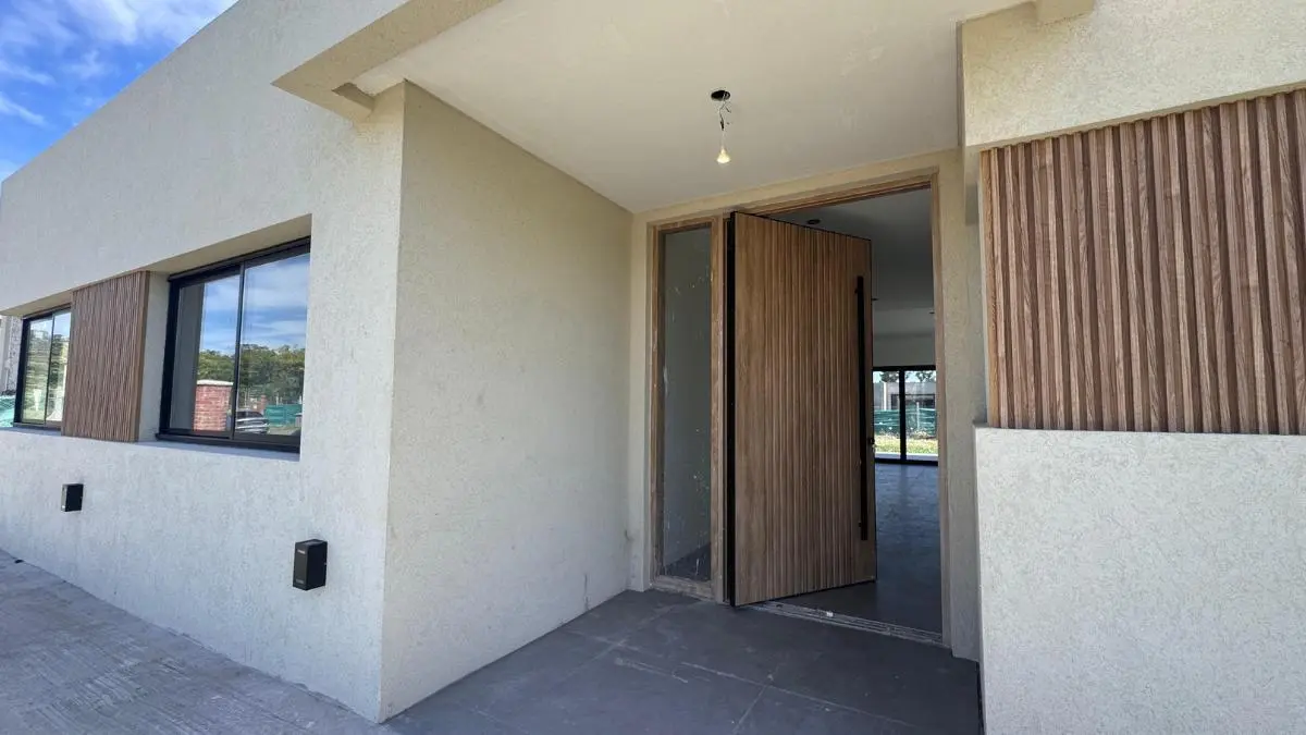 Casa en venta en Barrio Privado Santa Sofía, Pilar del Este. 1000 3
