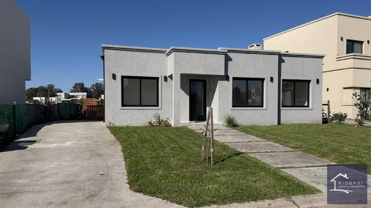 Casa en venta en Barrio Privado Santa Elisa, Pilar del Este.