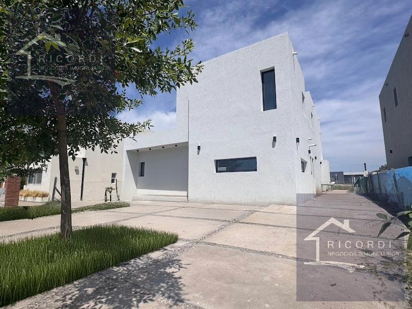 Casa 4 ambientes en Santa Lucia, Pilar del este.