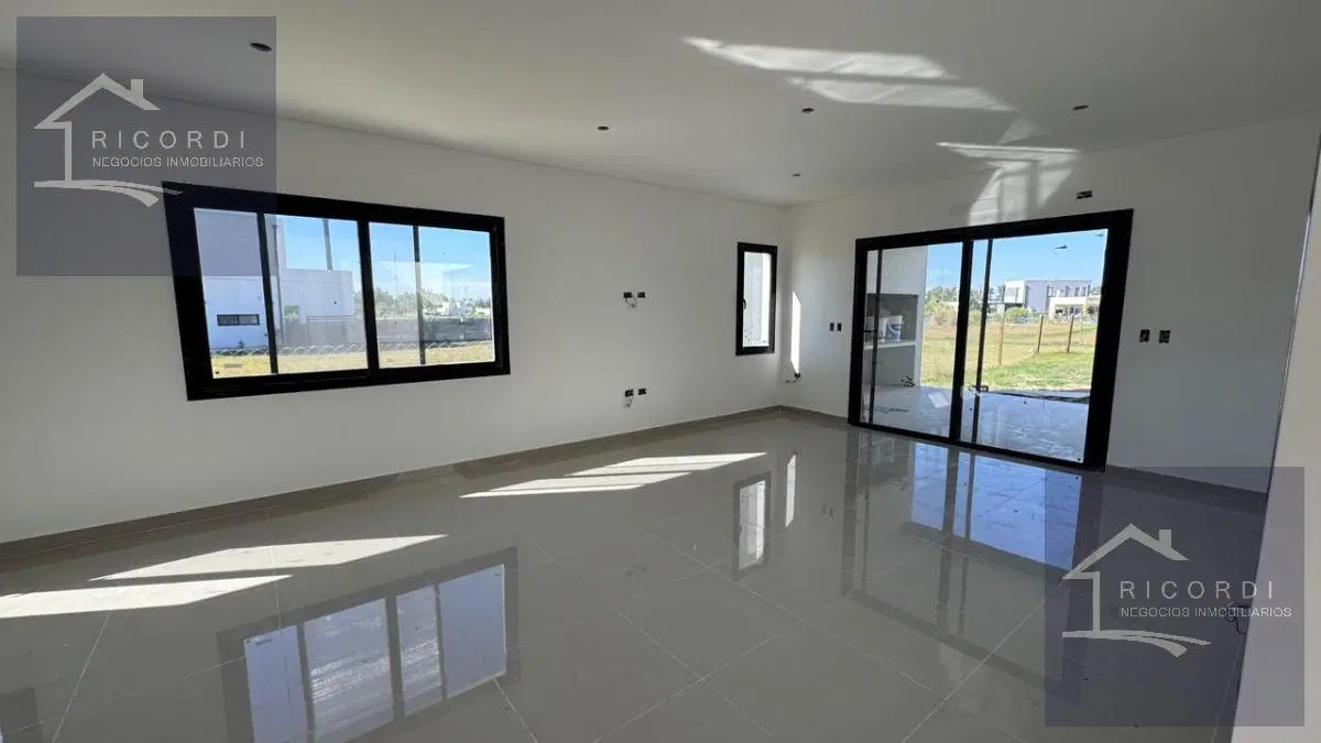 Casa en venta en Barrio Privado Santa Elisa, Pilar del Este. 3