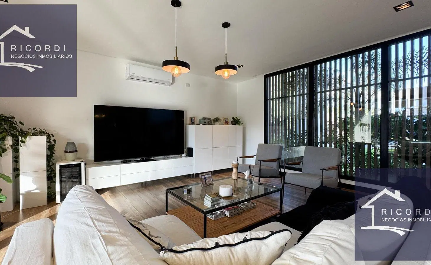 CASA DE  5 AMBIENTES, CON MUCHO DISEÑO, CAMPO GRANDE, PILAR 5