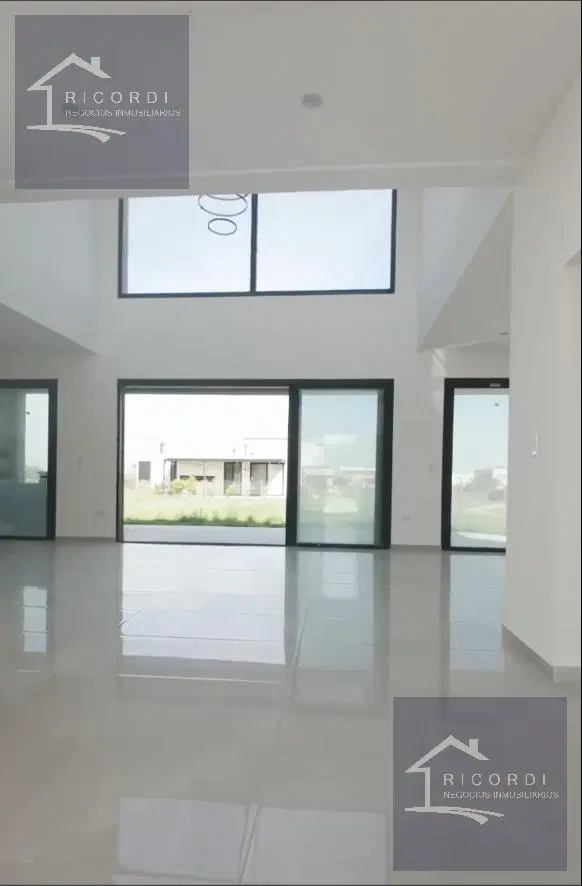 Casa en venta San Sebastian Pilar. Área 1 5