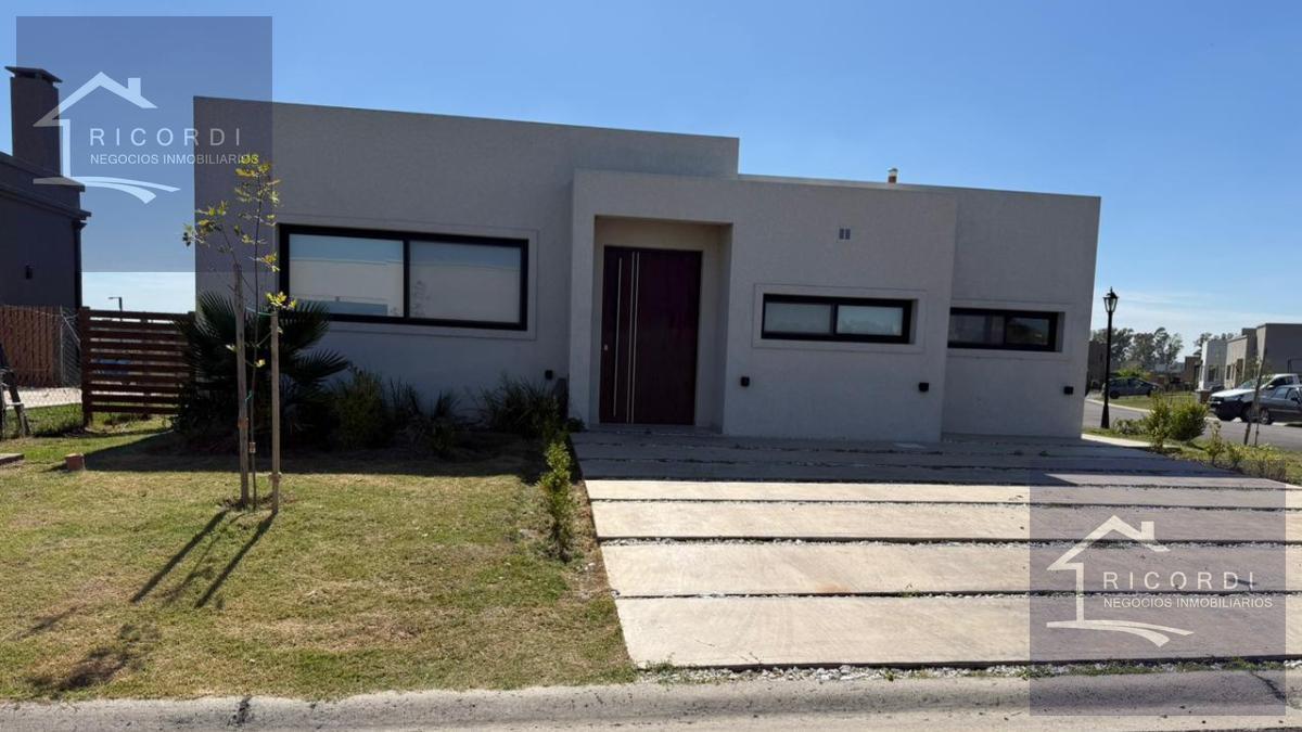 Casa en venta en Barrio Privado Santa Elisa, Pilar del Este.