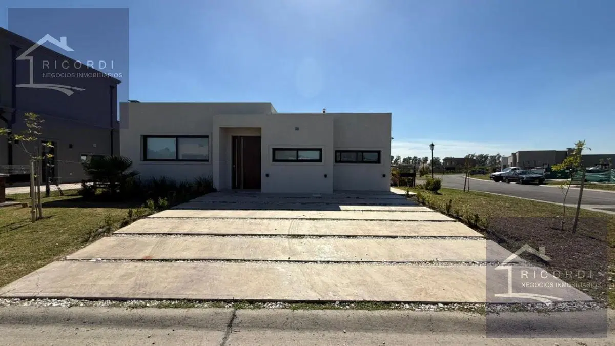 Casa en venta en Barrio Privado Santa Elisa, Pilar del Este. 3