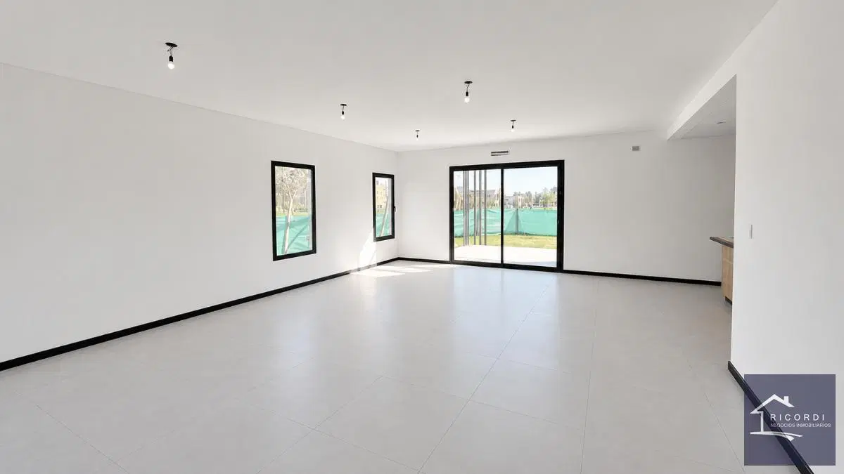 Casa en venta en Barrio Privado Santa Sofia, Pilar del Este. 3
