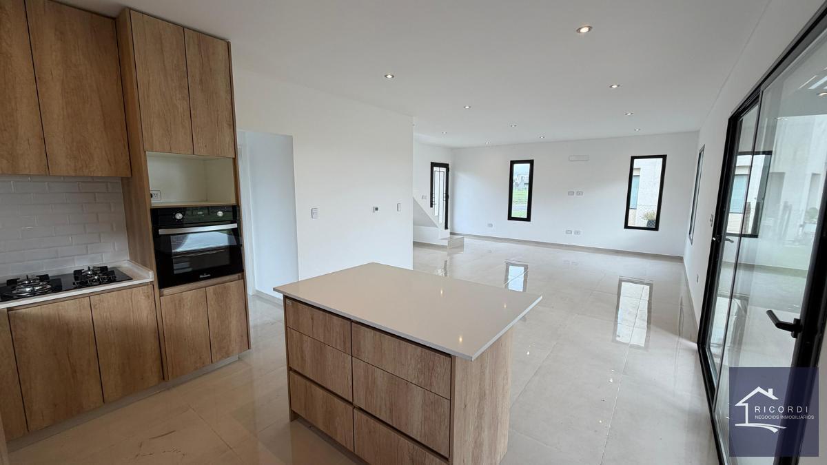 Foto de Casa en venta en Barrio Privado Santa Sofia, Pilar del Este., imagen 1