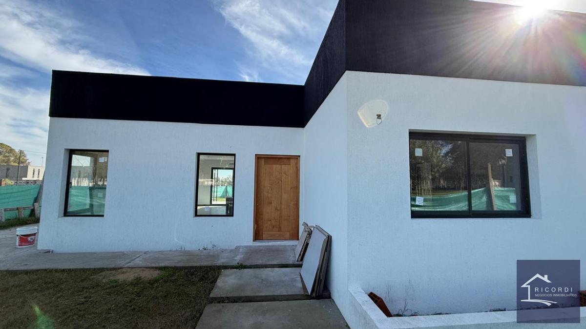 Foto de Casa en venta en Barrio Privado Santa Sofia, Pilar del Este., imagen 2
