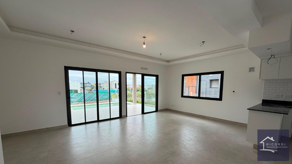 Foto de Casa en venta en Barrio Privado Santa Elisa, Pilar del Este., imagen 2
