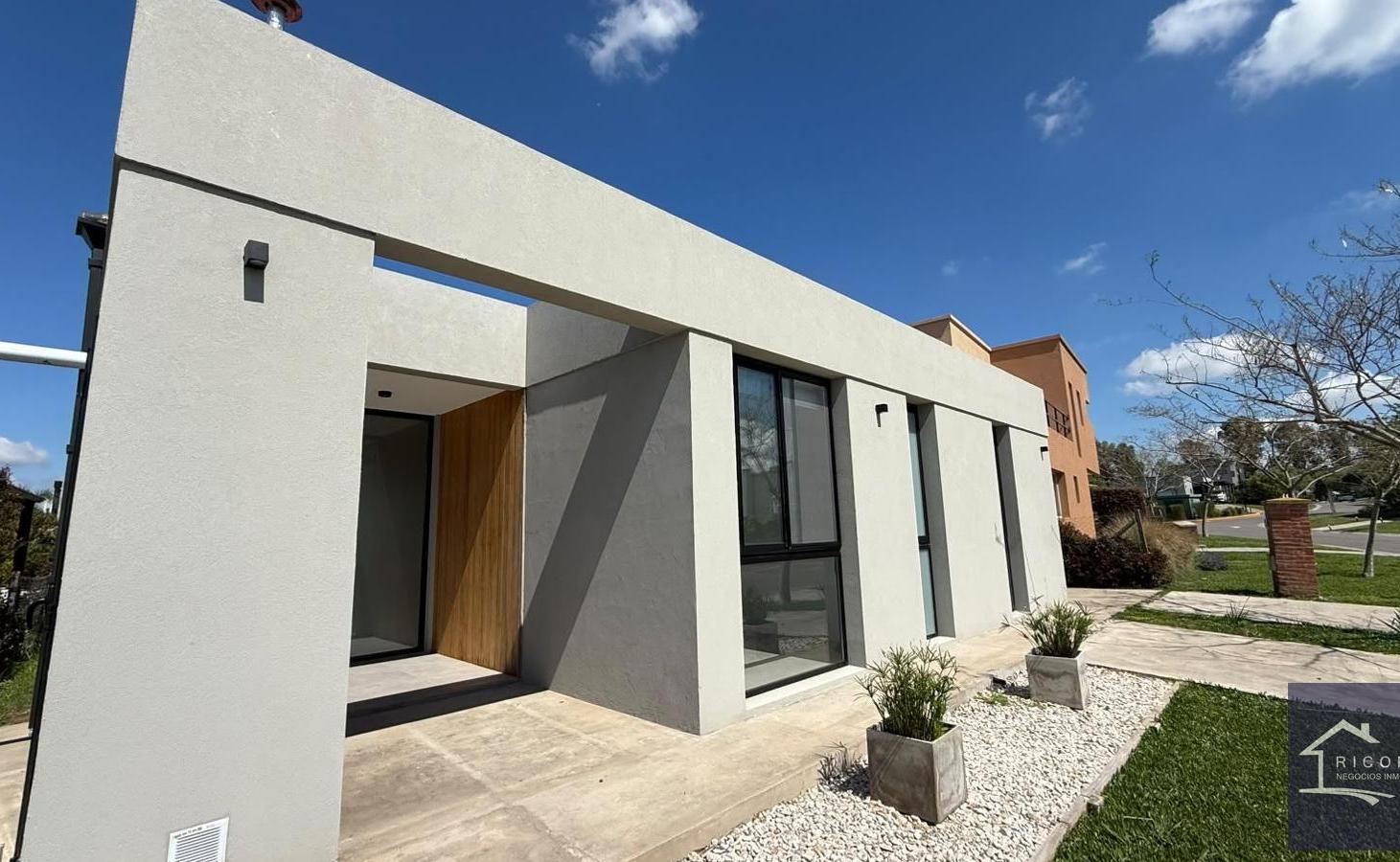 Foto de Casa en venta en Barrio Privado Santa Elena, Pilar del Este. al 1000, imagen 1