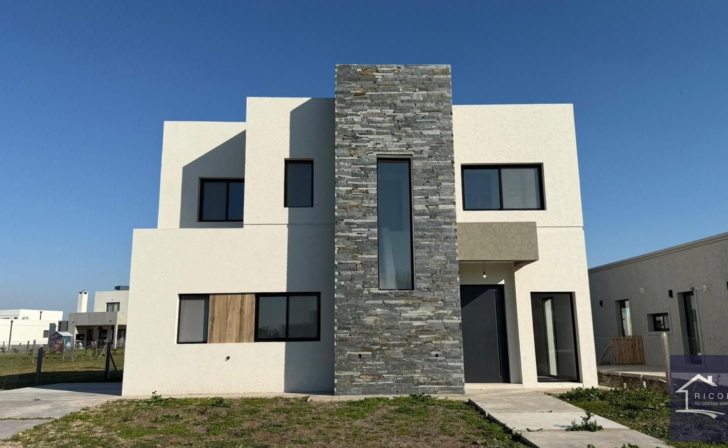 Foto de Casa en venta en Barrio Privado Santa Elisa, Pilar del Este., imagen 1