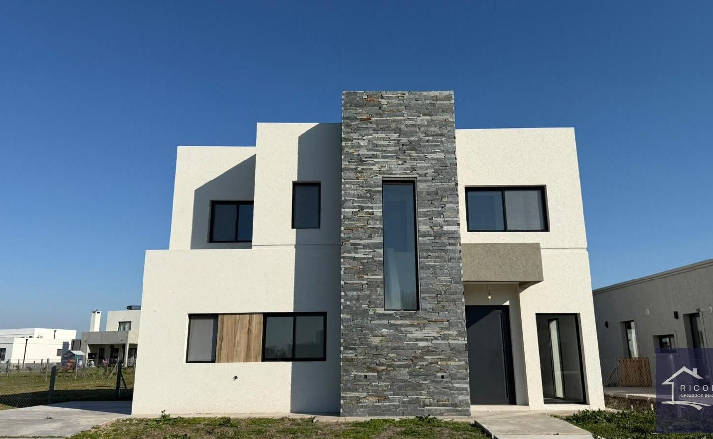 Foto de Casa en venta en Barrio Privado Santa Elisa, Pilar del Este., imagen 2