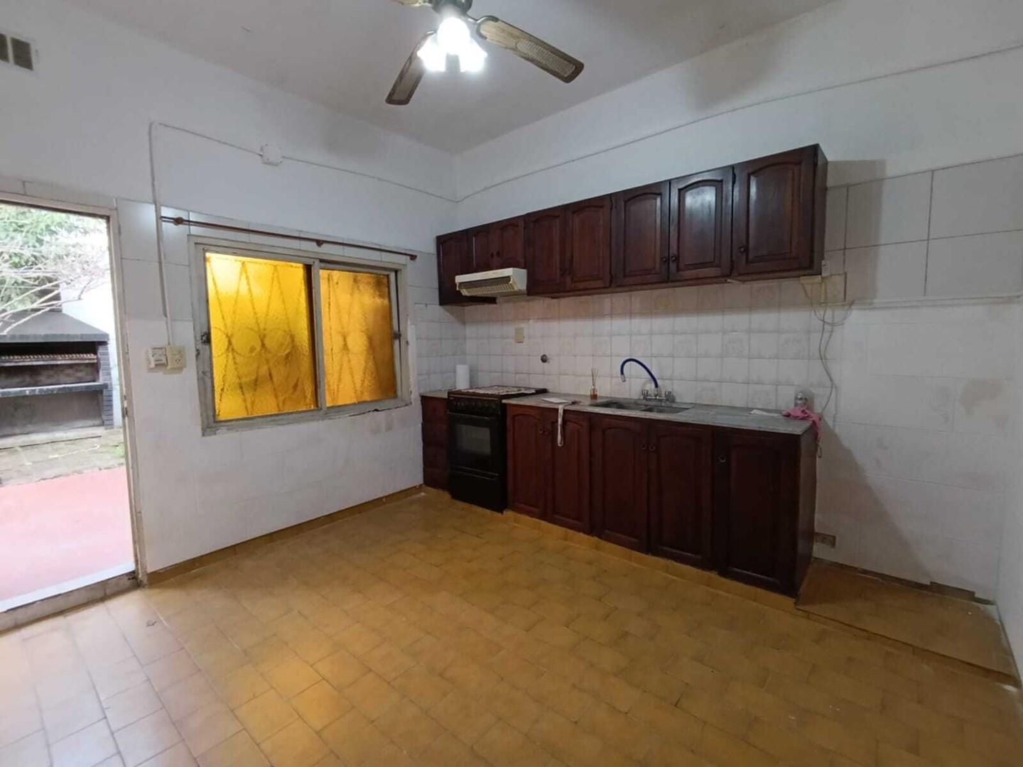 Foto de VENTA CASA 3 AMB AL FRENTE CON PATIO. SALTALAMACHIA N° 800, BANFIELD., imagen 4