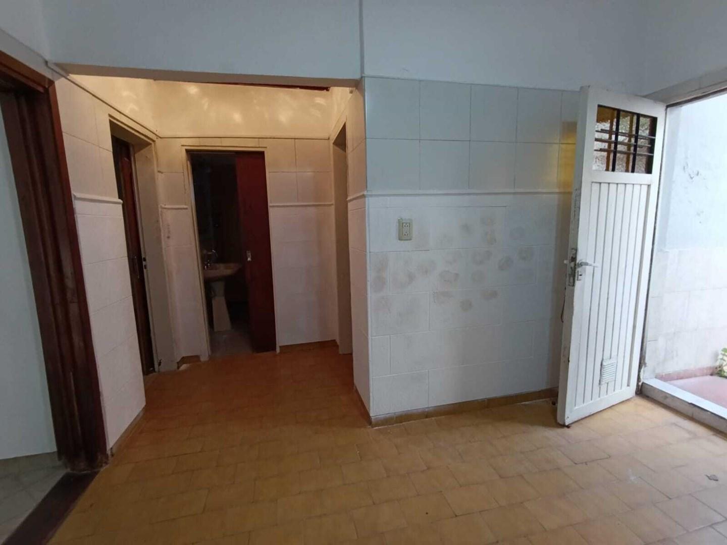 Foto de VENTA CASA 3 AMB AL FRENTE CON PATIO. SALTALAMACHIA N° 800, BANFIELD., imagen 2