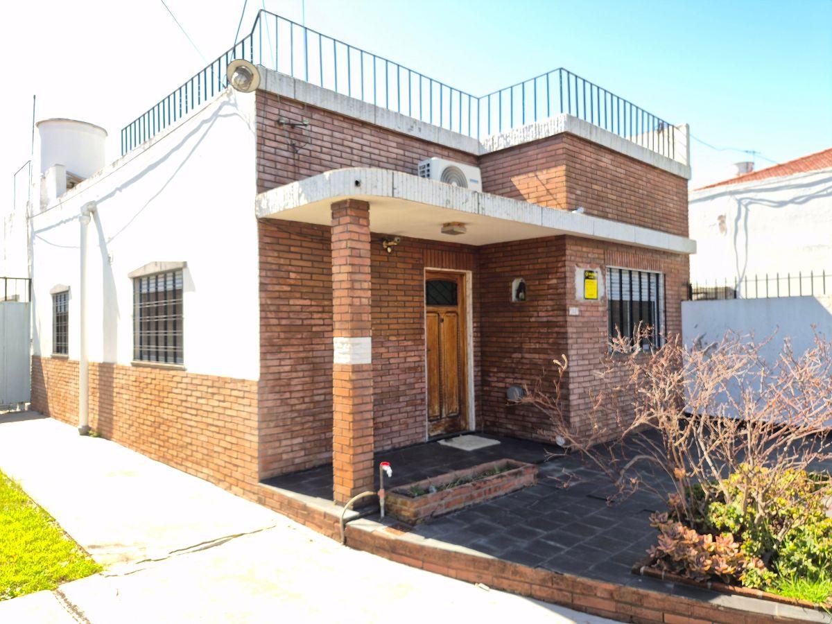 CASA 4 AMBIENTES CON 2 COCHERAS Y TERRENO LIBRE