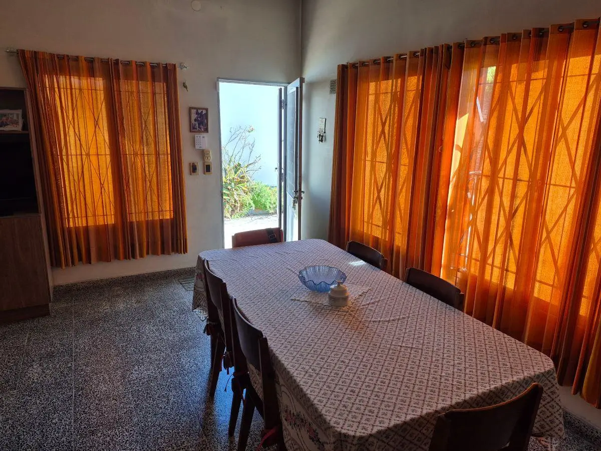 CASA 4 AMBIENTES CON 2 COCHERAS Y TERRENO LIBRE 5