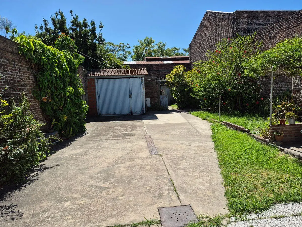 CASA 4 AMBIENTES CON 2 COCHERAS Y TERRENO LIBRE 3