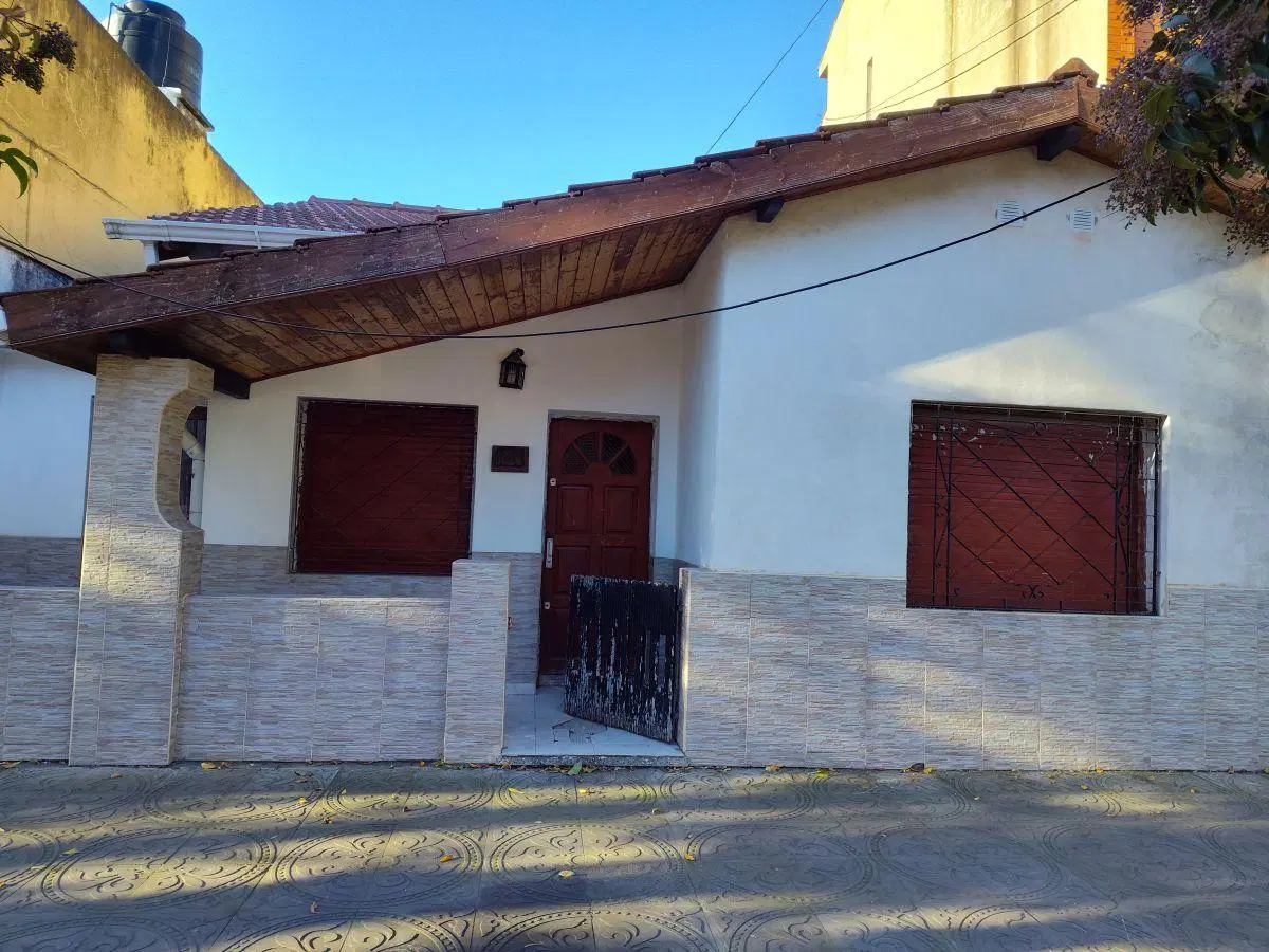 CASA 4 AMBIENTES E/SAN VICENTE Y ADROGUE 1