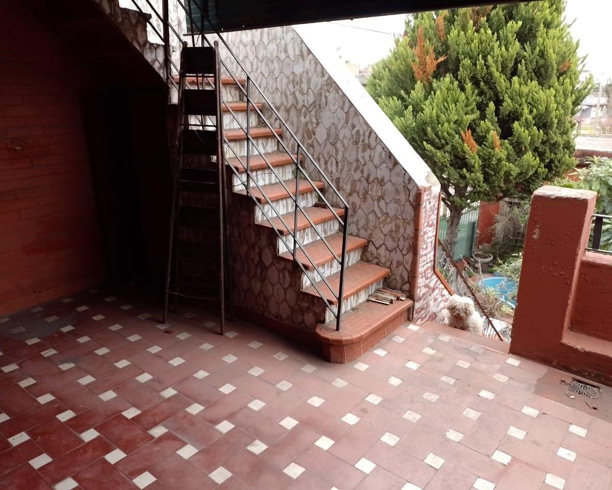 Casa Antigua con Gran Lote en Esquina 2