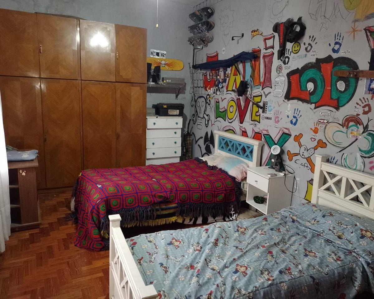 Casa Antigua con Gran Lote en Esquina 5