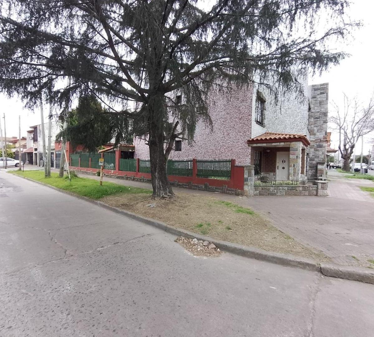 Casa Antigua con Gran Lote en Esquina 4