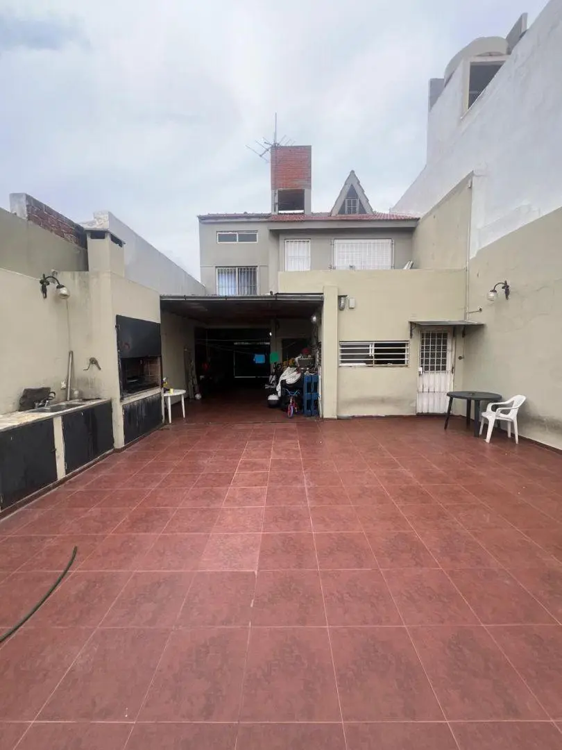 CASA CON GAREJE FONDO Y PISCINA 8