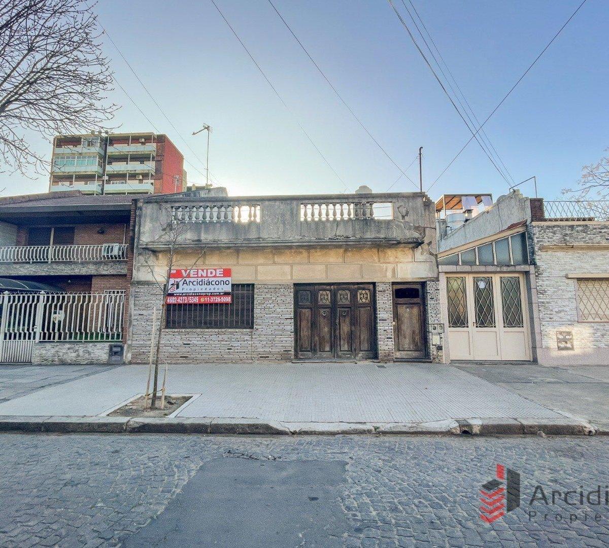 VENTA CASA CON COCHERA A REFACCIONAR/ LOTE, SAYOS 5400, VILLA LUGANO