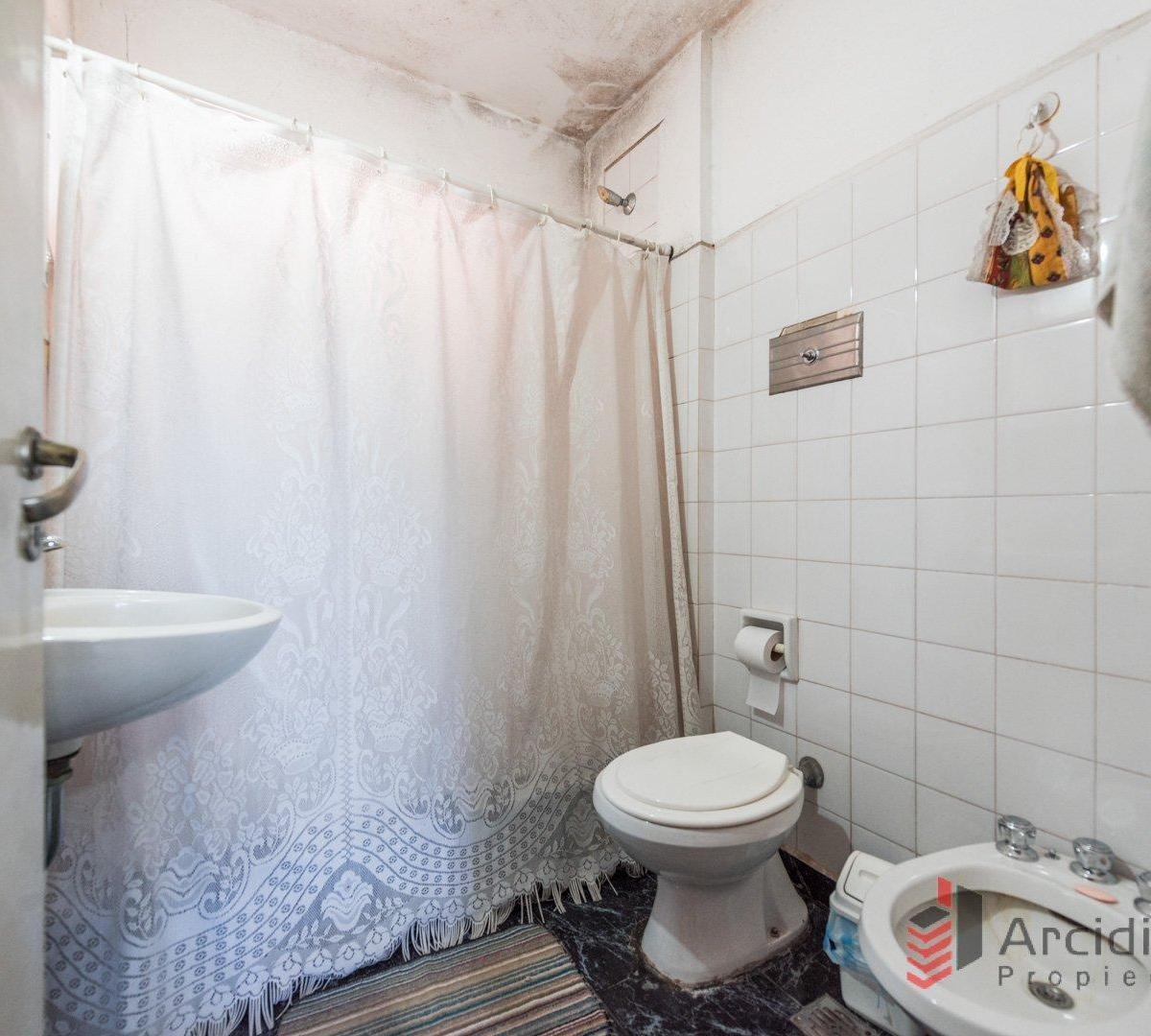 DEPARTAMENTO 2 AMBIENTES EN VENTA. BARRIO SAMORE. AV. CASTAÑARES 4501