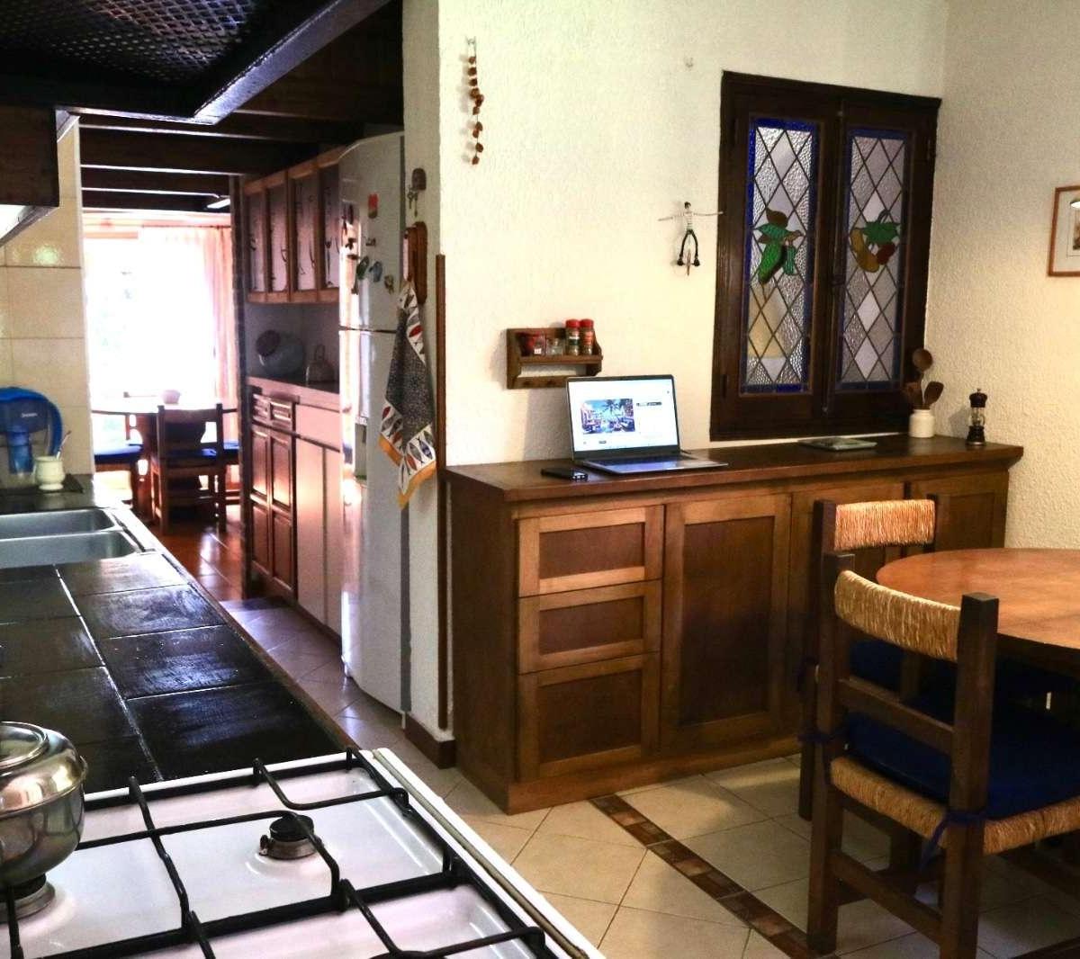 Ubicada en Barrio Santa Rita 3 Dorm., Pileta, Quincho y Cochera, a m de La Costanera de C 1