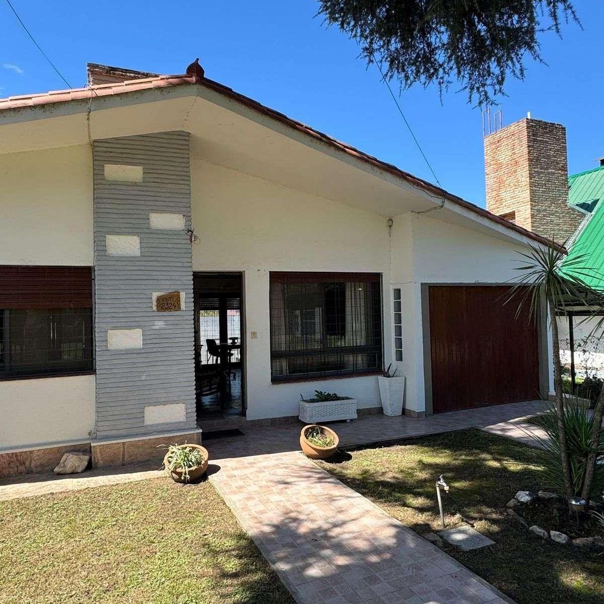 Casa Apta a Créditos 3 Dorm. - 2 Baños - Garage - Patio a 15 Cuadras del Centro Villa Carlos 4