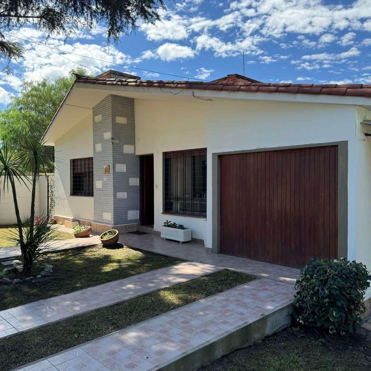 Casa Apta a Créditos 3 Dorm. - 2 Baños - Garage - Patio a 15 Cuadras del Centro Villa Carlos 3