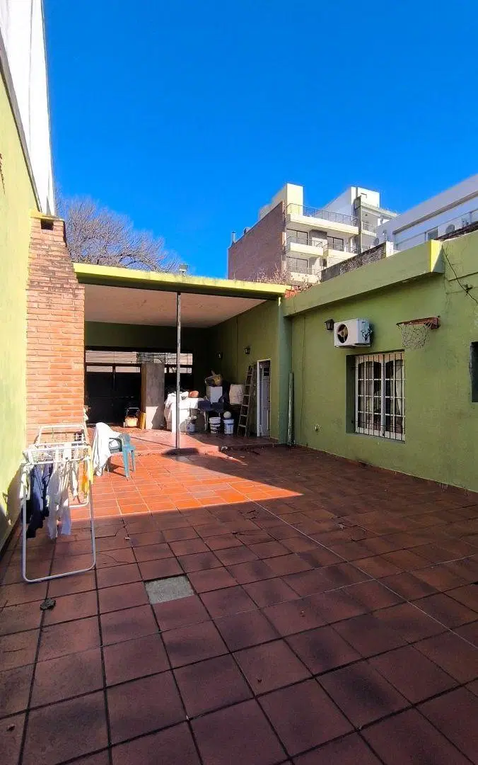 Casa con 3 dormitorios, garage y 2 patios. 2
