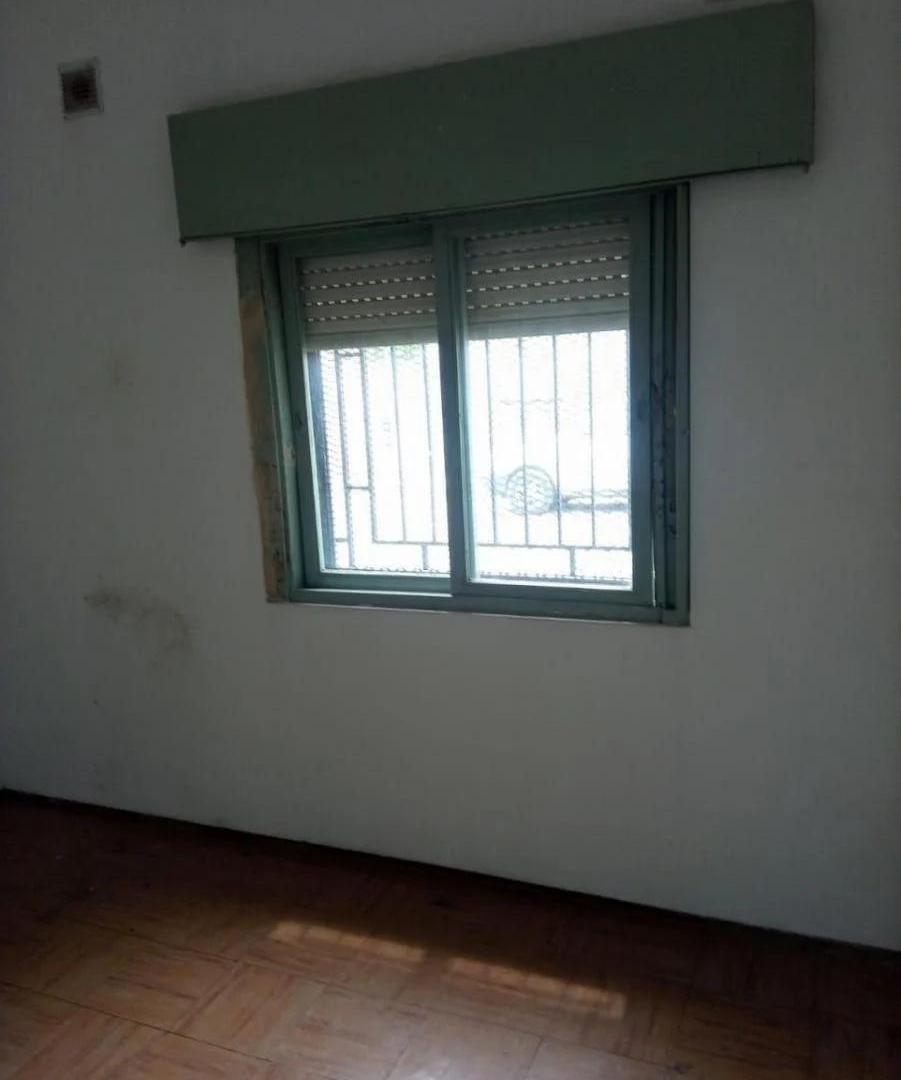 Foto de Casa de dos dormitorios al frente con patio y terraza, imagen 4
