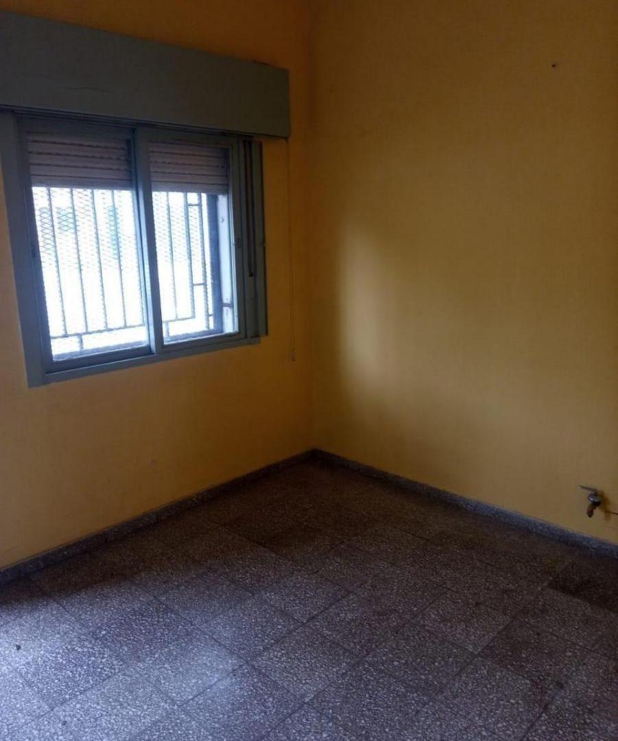 Foto de Casa de dos dormitorios al frente con patio y terraza, imagen 2