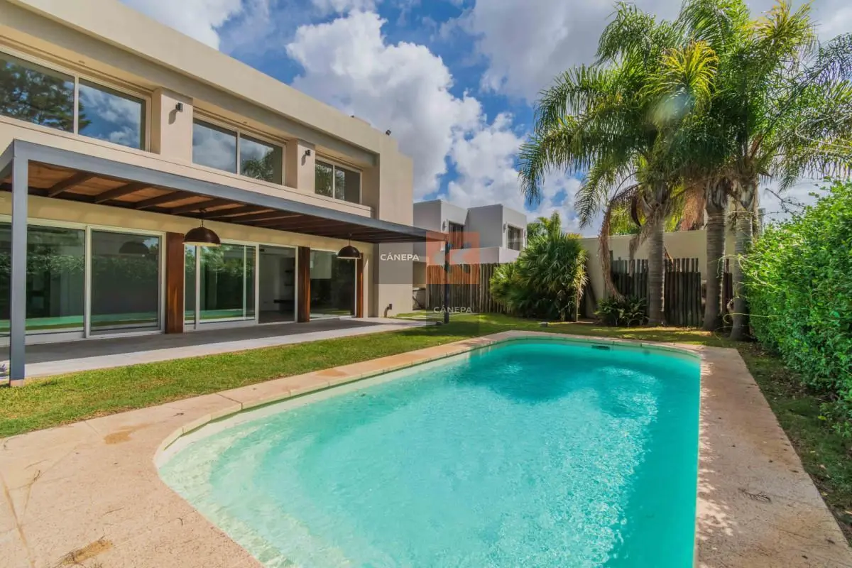 Venta casa de 4 dormitorios + jardín con piscina en Los Olivos 1
