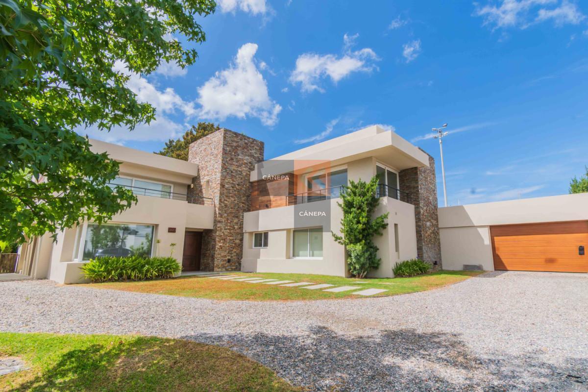 Venta casa de 4 dormitorios + jardín con piscina en Los Olivos