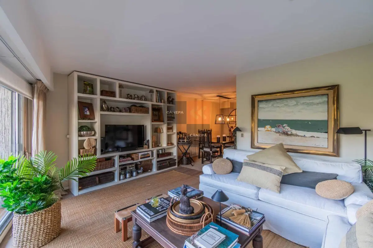 Venta apartamento de 3 dormitorios + patio con parrillero en Punta Carretas 2