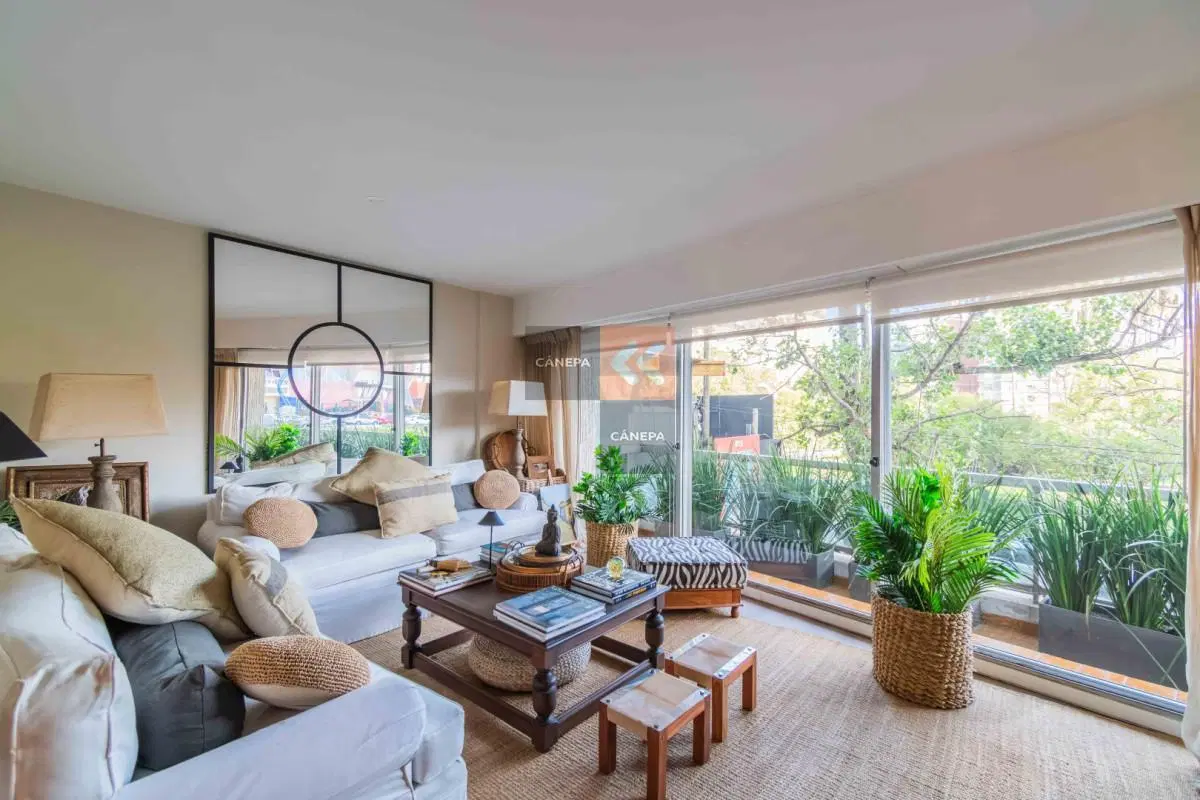 Venta apartamento de 3 dormitorios + patio con parrillero en Punta Carretas 1