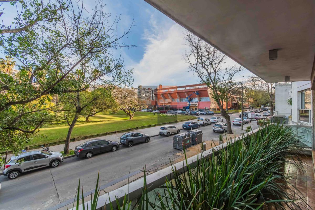 Venta apartamento de 3 dormitorios + patio con parrillero en Punta Carretas