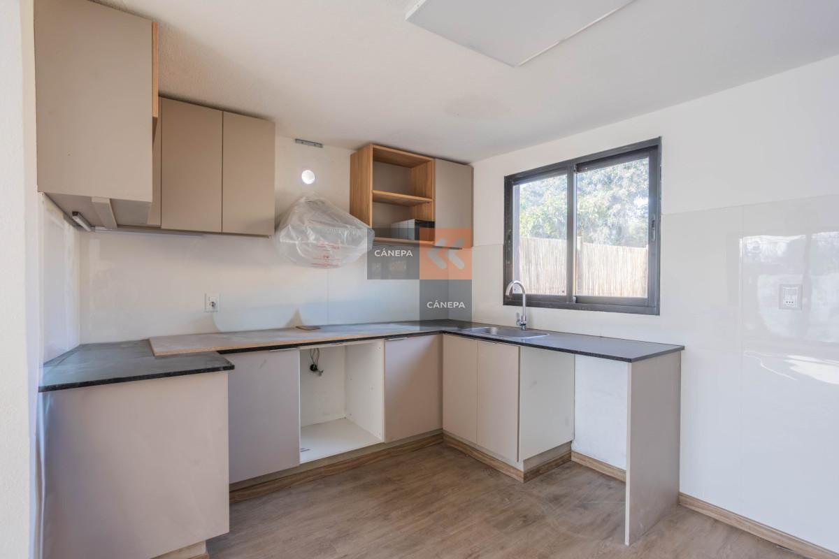 Foto de Alquiler casa de 2 dormitorios + jardín con parrillero en Carrasco Norte, imagen 2