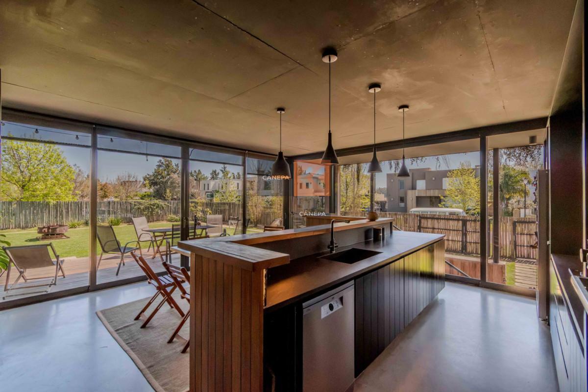 Foto de Venta divina casa de 4 dormitorios con un diseño único en barrio, imagen 2