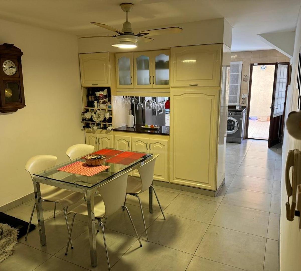 Foto de challet de 4 ambientes con cochera terraza, patio y quincho, imagen 4