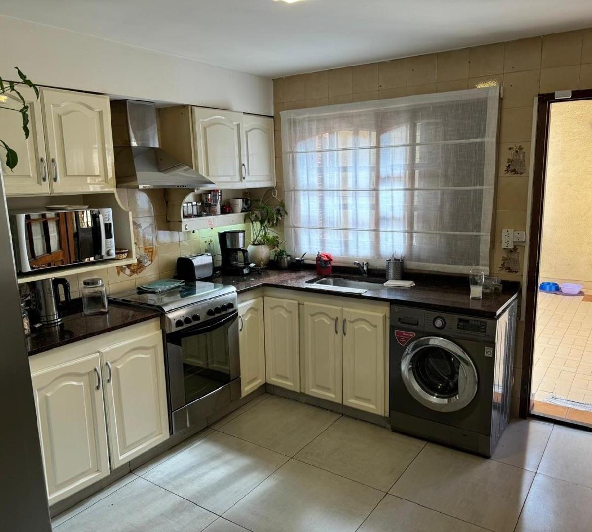 Foto de challet de 4 ambientes con cochera terraza, patio y quincho, imagen 2
