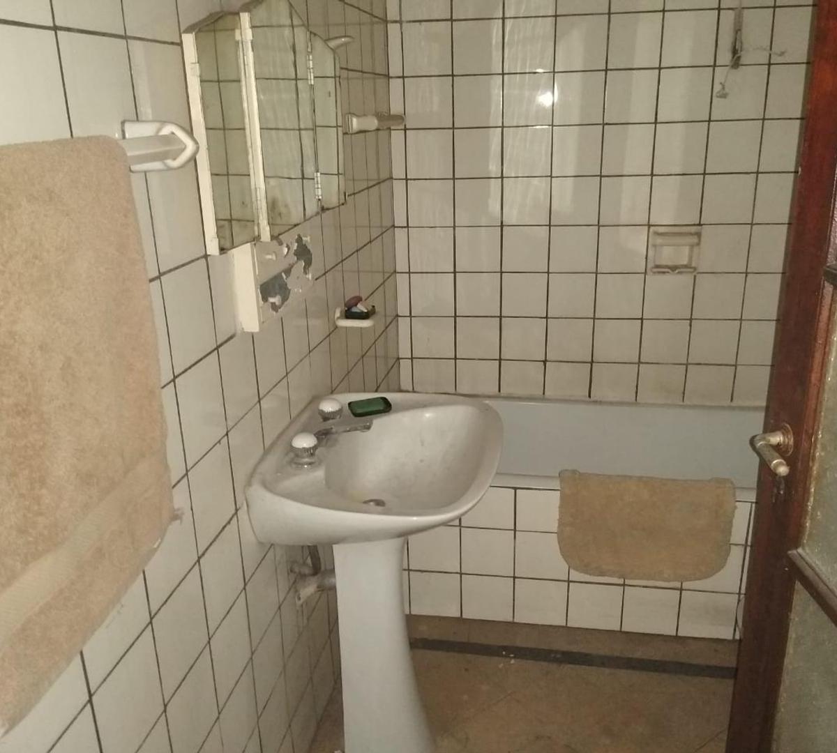 Casa a Refaccionar de 3 Ambientes con Fondo y Terraza 5