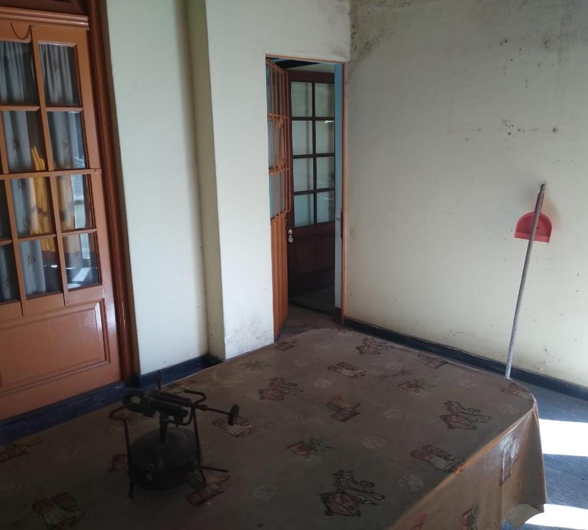 Casa a Refaccionar de 3 Ambientes con Fondo y Terraza 3
