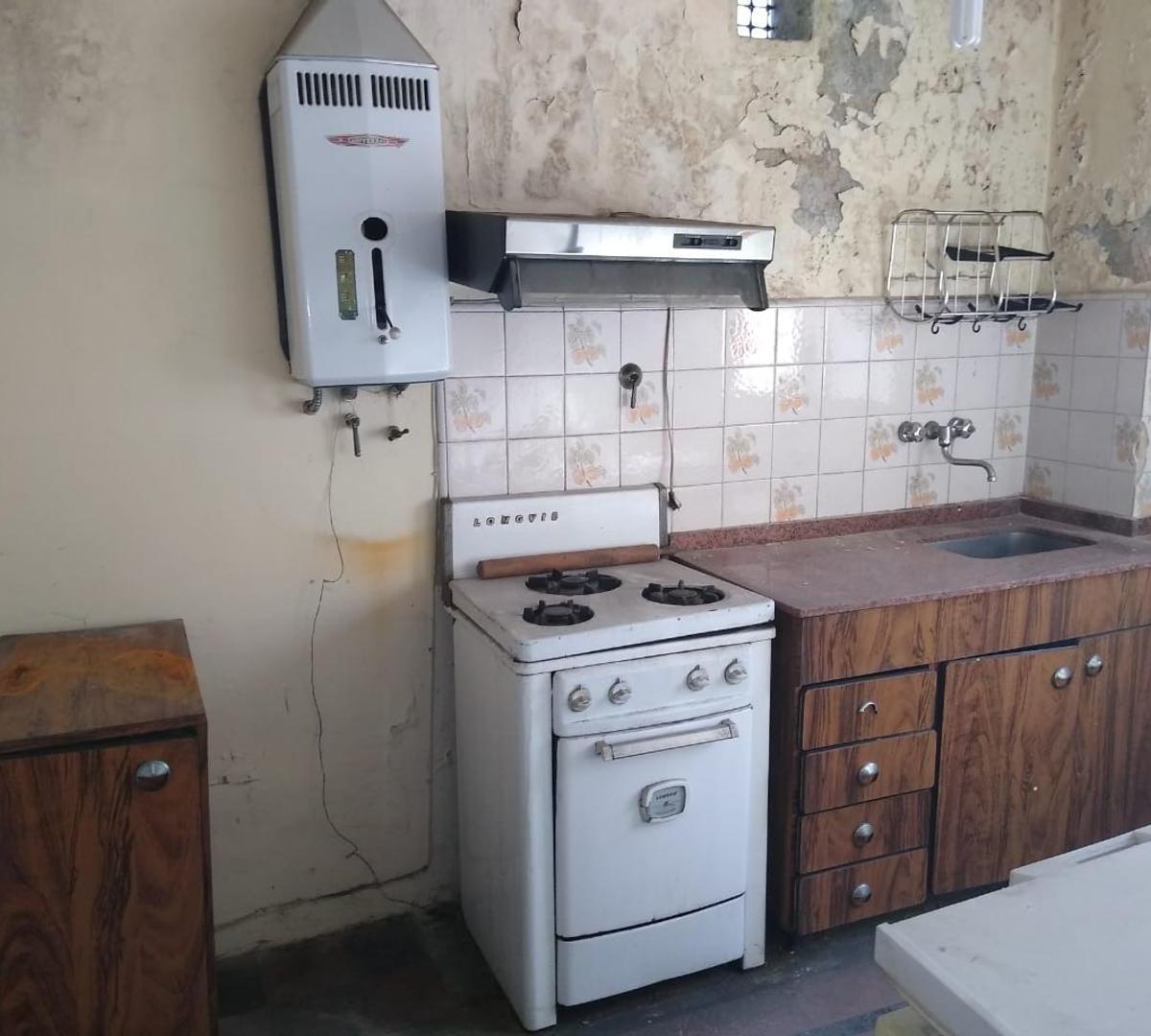 Casa a Refaccionar de 3 Ambientes con Fondo y Terraza 1