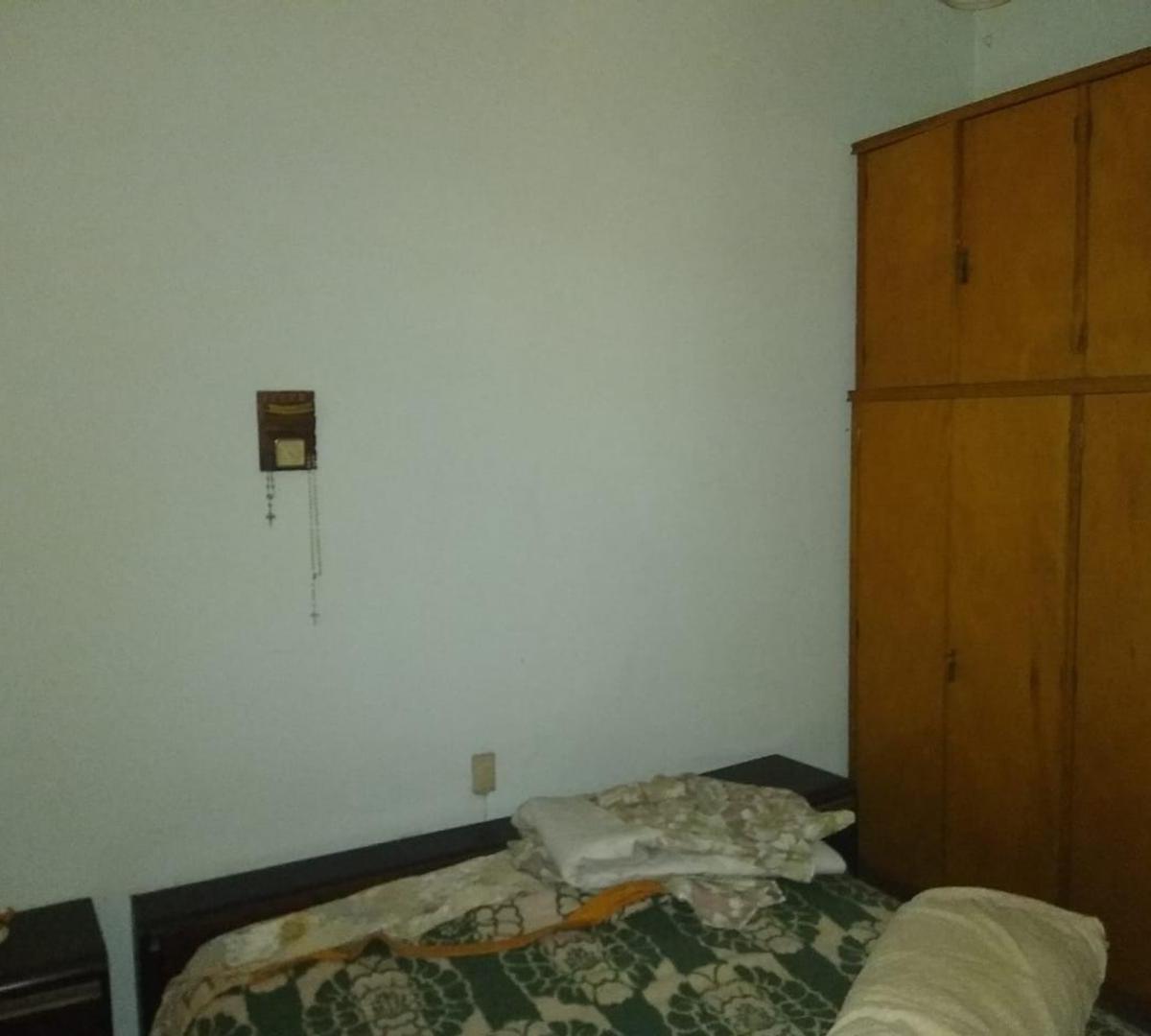 Casa a Refaccionar de 3 Ambientes con Fondo y Terraza 4